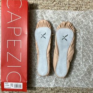 NWT Capezio Ballet Shoes girl’s in Beige pink sz 2 MEDIUM
